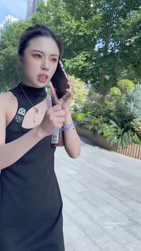 【永久专享】【KFC】服装店店员持续CD第三部。中午下班和男友打电话被CD【1V】【241M】 预览图 1