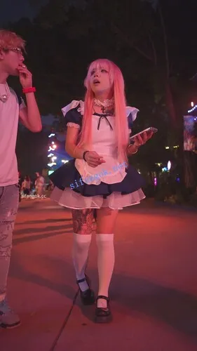 【永久专享】(BC-AA-617)精神小妹cos粉发女仆逛街..白色卡通内又纯又骚【1V】【362M】 预览图 9