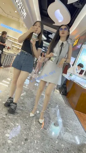 【永久专享】【KFC】身材不错的少妇和闺蜜逛街·高跟无痕内内翘屁股CD【1V】【685M】 预览图 9