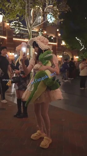 【永久专享】(BC-AA-614)公主裙白丝萌妹..镜头前弯腰拍照蕾丝内贴镜头【1V】【434M】 预览图 2