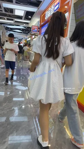 【永久专享】【KFC】长裙眼镜学生妹和闺蜜逛街·淡蓝色内内前后CD【1V】【720M】 预览图 1