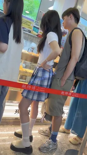 【永久专享】【KFC】JK萝莉和男友吵架·一直闷闷不乐·趁机CD看她无痕白内【1V】【1.01G】 预览图 4