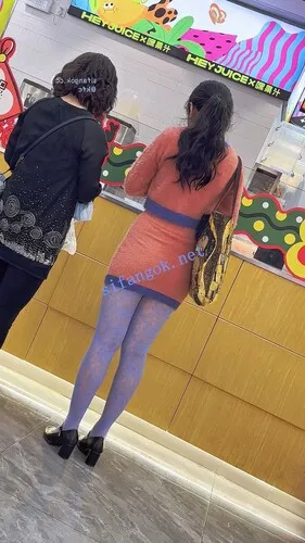 【永久专享】【KFC】妈妈带着反差骚女儿逛街·可爱脸却穿着蓝色网袜橙内【1V】【1.38G】 预览图 13