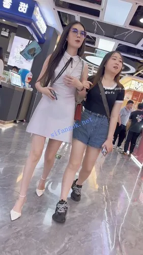 【永久专享】【KFC】身材不错的少妇和闺蜜逛街·高跟无痕内内翘屁股CD【1V】【685M】 预览图 8