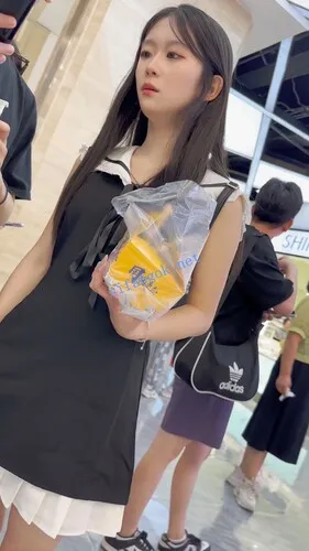 【永久专享】【KFC】短裙甜妹和男友甜蜜逛街·粉色内内前后低角度超清CD【1V】【1.93G】 预览图 11