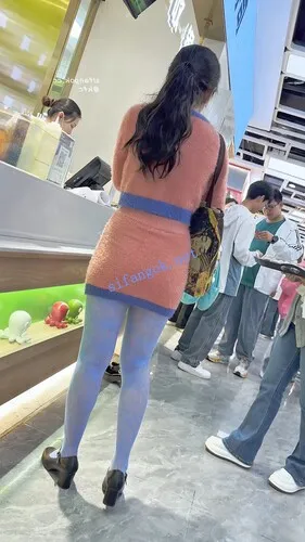 【永久专享】【KFC】妈妈带着反差骚女儿逛街·可爱脸却穿着蓝色网袜橙内【1V】【1.38G】 预览图 11