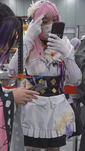 【永久专享】【xxn-336】两次CD粉发女仆小姐姐..第二天换了内裤继续被拍【1V】【733M】 预览图 3