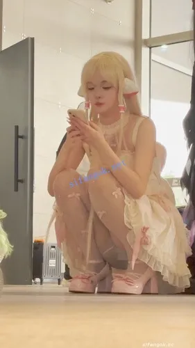 【永久专享】【KFC】身材超极品萝莉·腿控最爱·蝴蝶白丝腿劈M字露出白内【1V】【785M】 预览图 3