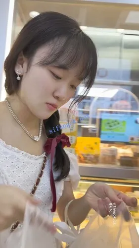 【永久专享】【KFC】长裙学生妹逛街买甜品·白色内内夹进翘臀里超清CD【1V】【502M】 预览图 6