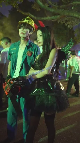 【永久专享】(BC-AA-611)黑丝吊带袜蕾丝裙小姐姐..逛街被开灯CD反差白内【1V】【315M】 预览图 4