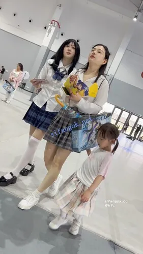 【永久专享】【KFC】JK制服骚妈妈带着JK女儿逛街·过膝袜白内前后CD【1V】【328M】 预览图 2