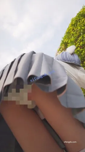 【永久专享】【xxn-344】制服jk蕾姆小姐姐..多次镜头前弯腰透心凉CD【1V】【700M】 预览图 3