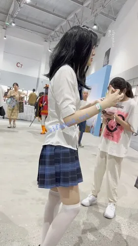 【永久专享】【KFC】JK制服骚妈妈带着JK女儿逛街·过膝袜白内前后CD【1V】【328M】 预览图 1