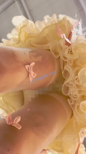 【永久专享】【KFC】身材超极品萝莉·腿控最爱·蝴蝶白丝腿劈M字露出白内【1V】【785M】 预览图 10