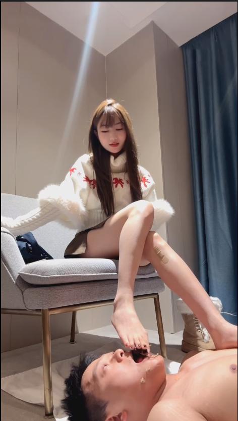 玩物直播米琦s-251213 夜深了给家奴喂下食【1V】【348MB百度云】 预览图 3