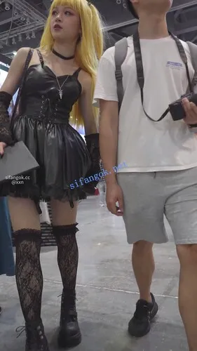 【永久专享】【xxn-335】外纯内骚金发吊带裙cos..窄内湿了两侧大量露毛【1V】【811M】 预览图 2