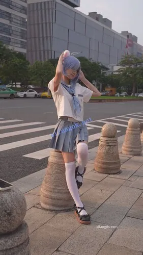 【永久专享】【xxn-344】制服jk蕾姆小姐姐..多次镜头前弯腰透心凉CD【1V】【700M】 预览图 6