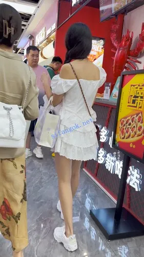 【永久专享】【KFC】长裙学生妹逛街买甜品·白色内内夹进翘臀里超清CD【1V】【502M】 预览图 3