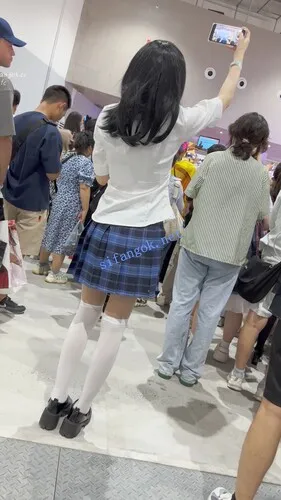 【永久专享】【KFC】JK制服骚妈妈带着JK女儿逛街·过膝袜白内前后CD【1V】【328M】 预览图 8