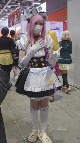 【永久专享】【xxn-336】两次CD粉发女仆小姐姐..第二天换了内裤继续被拍【1V】【733M】 预览图 2