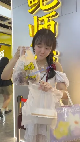 【永久专享】【KFC】长裙学生妹逛街买甜品·白色内内夹进翘臀里超清CD【1V】【502M】 预览图 4