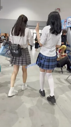 【永久专享】【KFC】JK制服骚妈妈带着JK女儿逛街·过膝袜白内前后CD【1V】【328M】 预览图 10