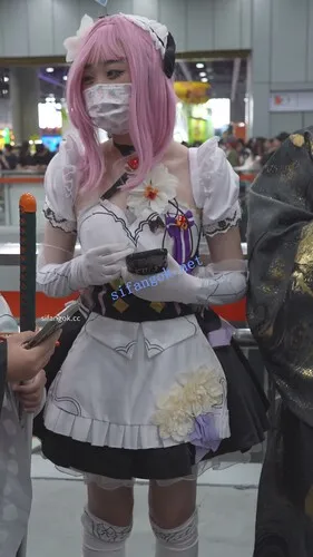 【永久专享】【xxn-336】两次CD粉发女仆小姐姐..第二天换了内裤继续被拍【1V】【733M】 预览图 1