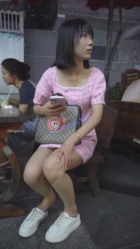 【永久专享】(BC-AA-612)粉裙小姐姐路边买小吃..坐下走光直接给你看花内【1V】【358M】 预览图 6