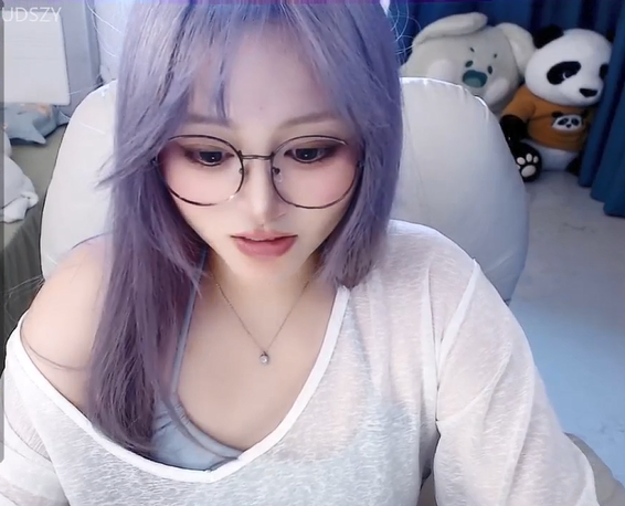 【sweet_18wanwan】嫩乳眼镜美女主播 预览图 1