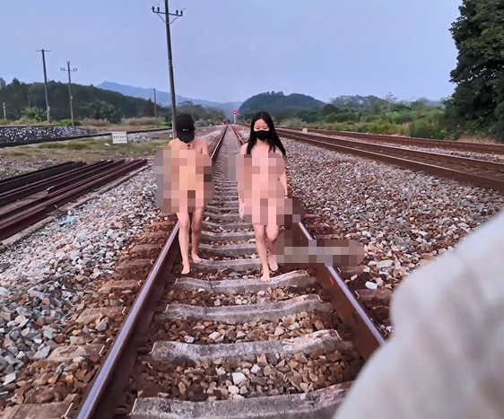 【cikaimoonLiWaynix】，双人全裸户外，非常有艺术感，稻田小溪，高山乡村，吓坏了好几个打牌的老头 预览图 3