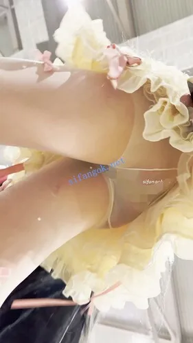 【永久专享】【KFC】身材超极品萝莉·腿控最爱·蝴蝶白丝腿劈M字露出白内【1V】【785M】 预览图 8