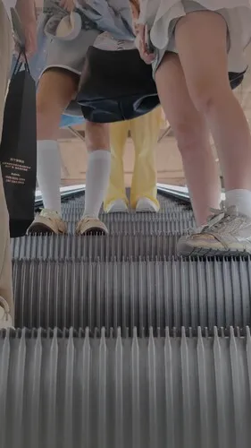 【永久专享】熊猫CD-XM370几个美女一起出来吃饭逛街，抄底两个穿裙子美女【1V】【1.32G】 预览图 5