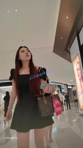 【永久专享】【CSCD】黑色连衣裙美女和闺蜜逛街买东西，黑色窄内【1V】【915M】 预览图 4