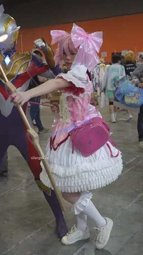 【永久专享】【xxn-354】小圆cos小姐姐逛街..宽松裙撑微透内正面露黑色【1V】【699M】 预览图 2