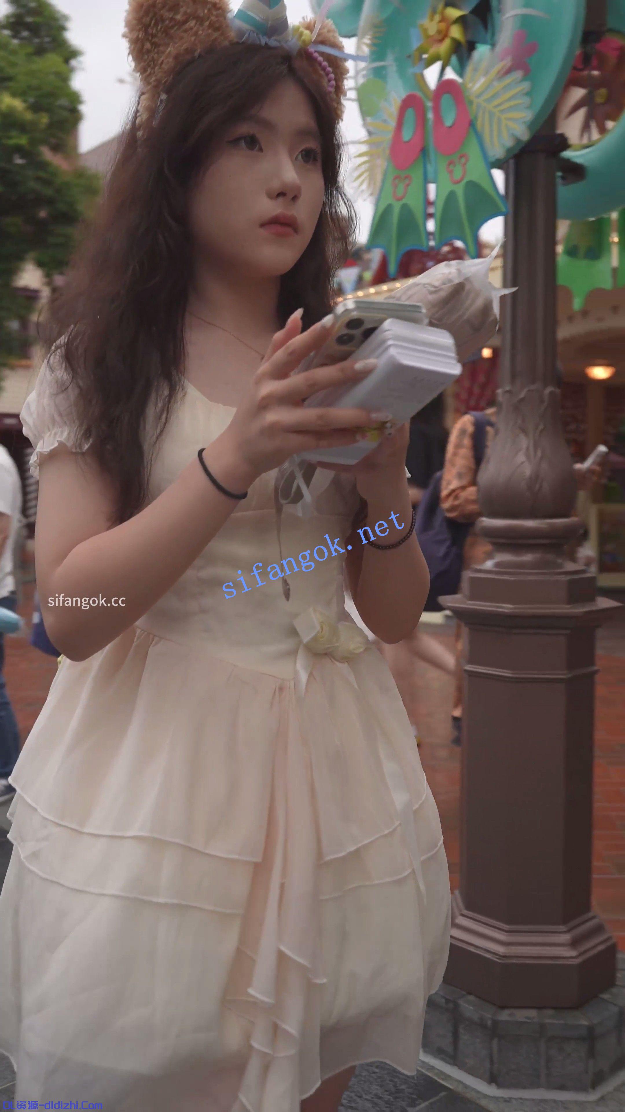 (BC-AA-631)蕾絲裙小姐姐逛街..無痕内一半夾進屁股縫前後CD 293MB 预览图 1