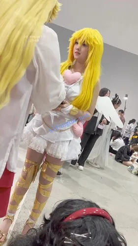 【永久专享】【KFC】萌妹COSER喜欢翘屁股·放好相机妹子果然上钩贴着内内CD【1V】【1.57G】 预览图 1