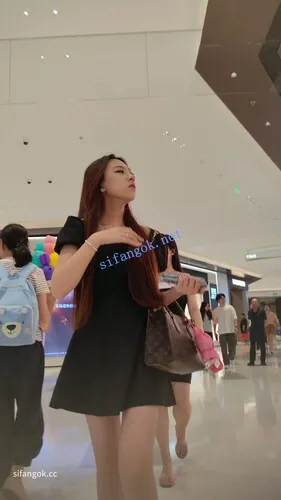 【永久专享】【CSCD】黑色连衣裙美女和闺蜜逛街买东西，黑色窄内【1V】【915M】 预览图 3