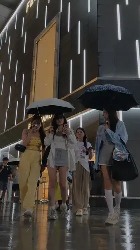 【永久专享】熊猫CD-XM370几个美女一起出来吃饭逛街，抄底两个穿裙子美女【1V】【1.32G】 预览图 8