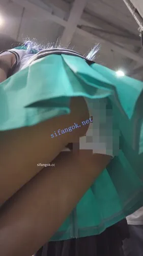 【永久专享】【xxn-355】游戏展台cos模特..长腿白丝过膝袜..粉内弯腰露毛【1V】【576M】 预览图 4