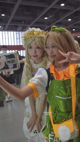 【永久专享】【xxn-353】照桥心美cos小姐姐..弯腰拿东西半蹲内裤贴镜头【1V】【326M】 预览图 3