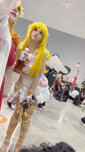 【永久专享】【KFC】萌妹COSER喜欢翘屁股·放好相机妹子果然上钩贴着内内CD【1V】【1.57G】 预览图 13