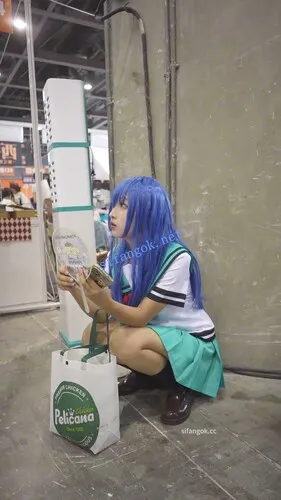 【永久专享】【xxn-355】游戏展台cos模特..长腿白丝过膝袜..粉内弯腰露毛【1V】【576M】 预览图 3