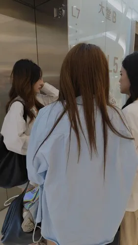 【永久专享】熊猫CD-XM370几个美女一起出来吃饭逛街，抄底两个穿裙子美女【1V】【1.32G】 预览图 7