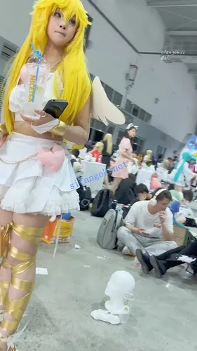 【永久专享】【KFC】萌妹COSER喜欢翘屁股·放好相机妹子果然上钩贴着内内CD【1V】【1.57G】 预览图 10