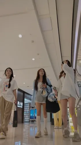 【永久专享】熊猫CD-XM370几个美女一起出来吃饭逛街，抄底两个穿裙子美女【1V】【1.32G】 预览图 1