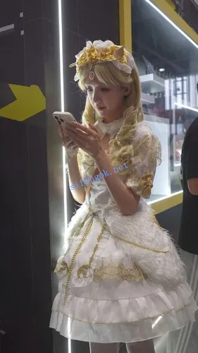 【永久专享】【xxn-353】照桥心美cos小姐姐..弯腰拿东西半蹲内裤贴镜头【1V】【326M】 预览图 6