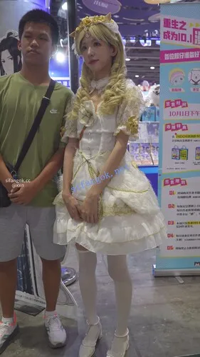 【永久专享】【xxn-353】照桥心美cos小姐姐..弯腰拿东西半蹲内裤贴镜头【1V】【326M】 预览图 8