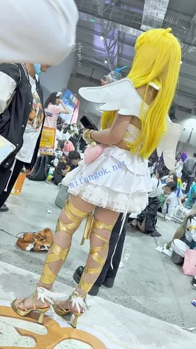 【永久专享】【KFC】萌妹COSER喜欢翘屁股·放好相机妹子果然上钩贴着内内CD【1V】【1.57G】 预览图 6