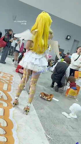 【永久专享】【KFC】萌妹COSER喜欢翘屁股·放好相机妹子果然上钩贴着内内CD【1V】【1.57G】 预览图 4