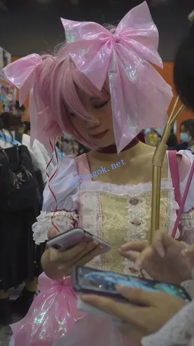 【永久专享】【xxn-354】小圆cos小姐姐逛街..宽松裙撑微透内正面露黑色【1V】【699M】 预览图 3